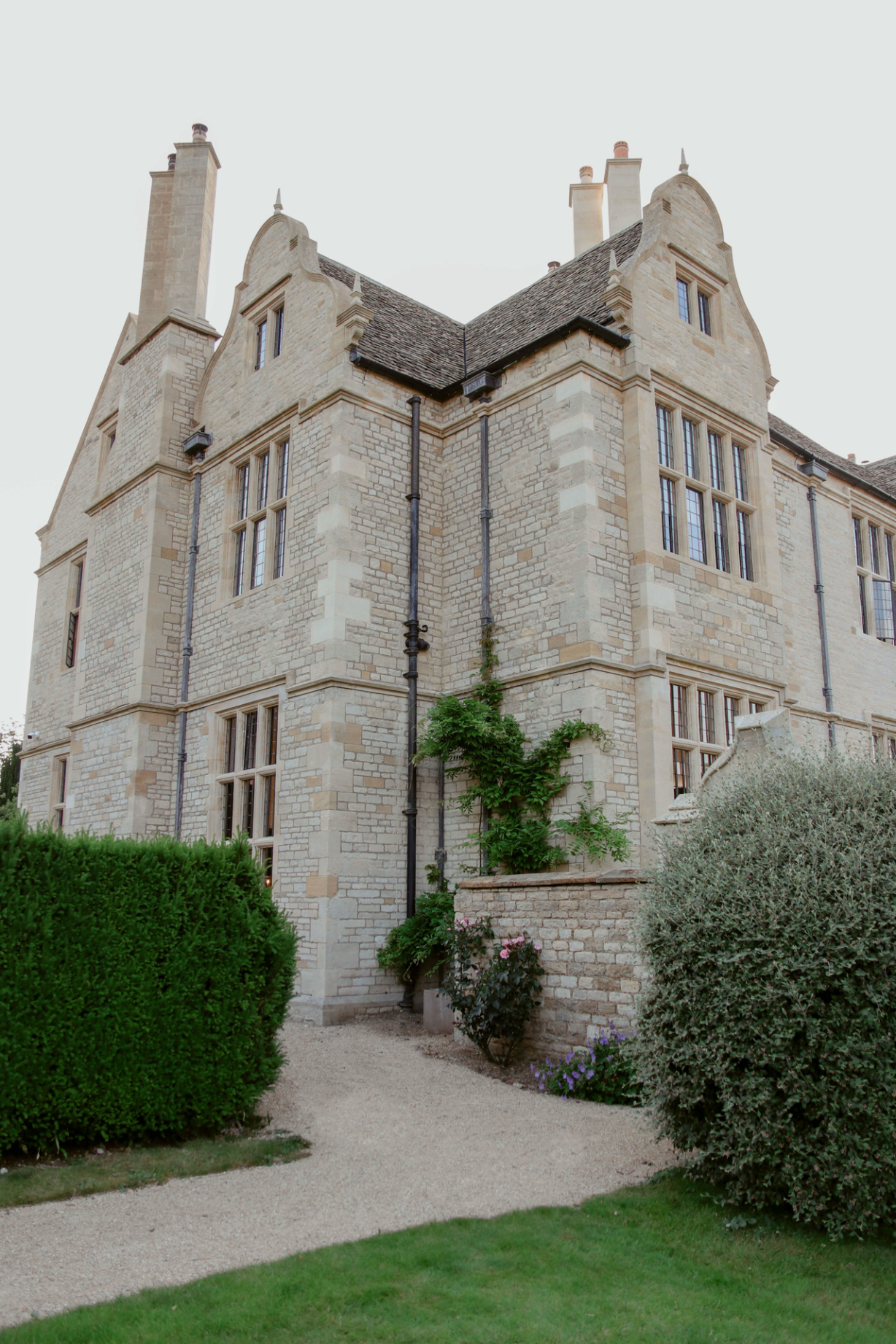 Side view of Yarnton Manor.